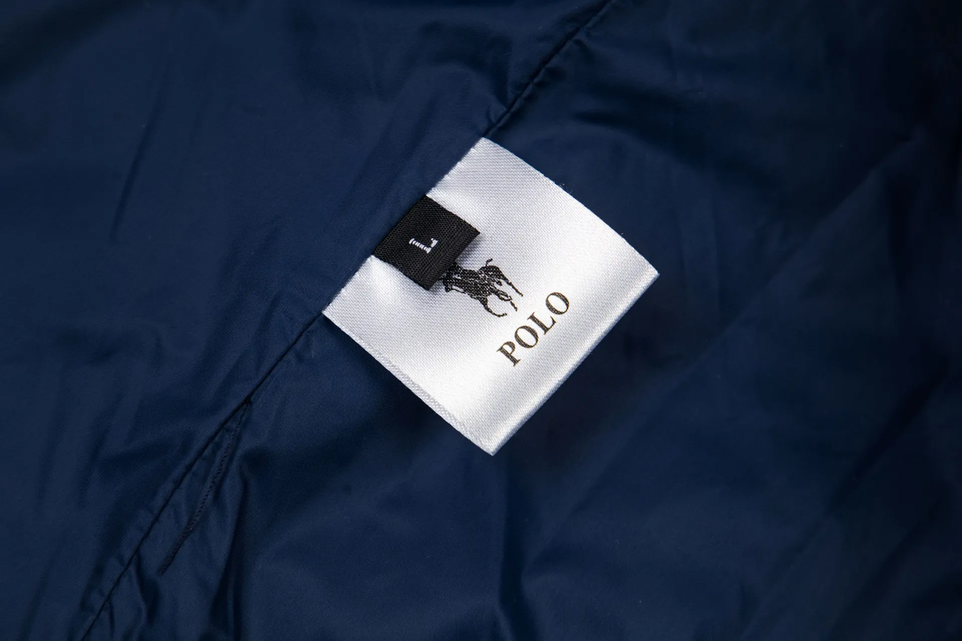 P330 Model No.: G130 Ralph Lauren New Ralph Lauren chest logo embroidery diamond plaid lapel corduroy cotton jacket 1️⃣Selected high-quality high-elastic cotton, perfect control of workmanship details, exquisite small logo embroidery on the chest, corduroy color-blocked lapels, pocket design full of details, highlighting personality! The version is simple but not simple! 3️⃣It is very youthful and energetic, and can be easily worn by both men and women. It is very in line with the fashion aesthetic concepts of today's young people! 4️⃣A full set of customized accessories, complete with three standards, same style for men and women, a must-have for couples! Color: black, navy blue, apricot Size: S, M, L, XL